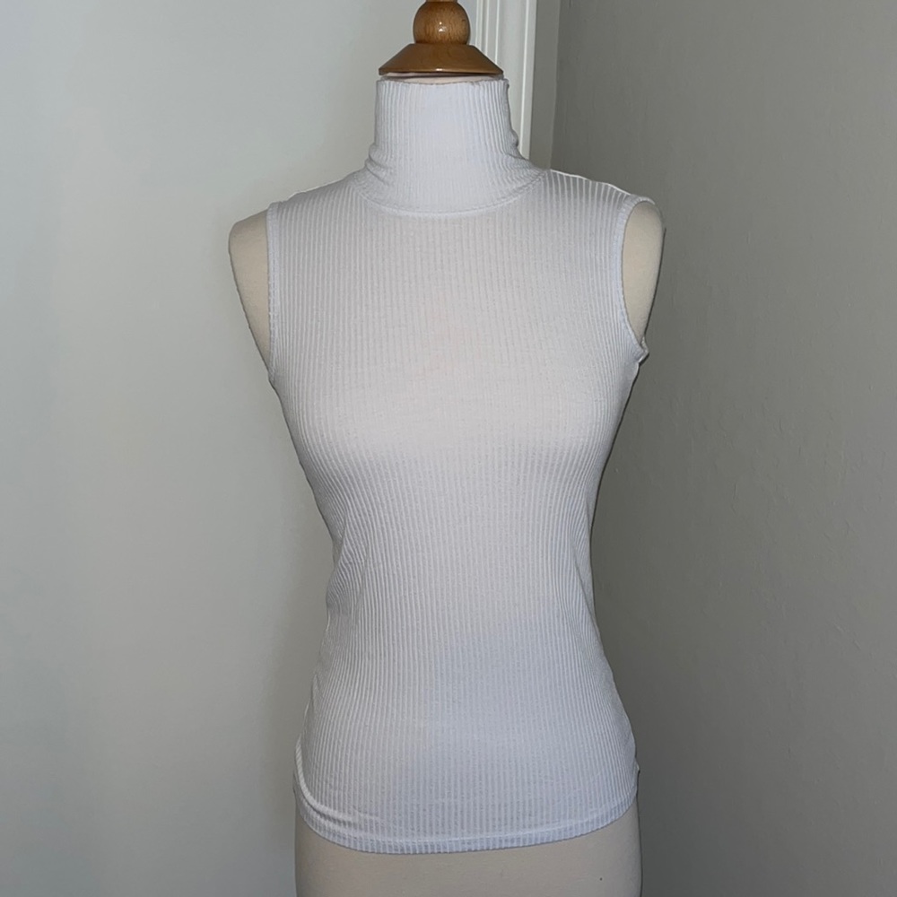 Woman’s x-small white sleeveless turtleneck.